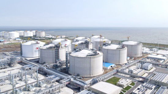 北京燃气天津南港液化天然气应急储备项目:全国首次建造的薄膜罐项目,也是目前全世界最大的陆上薄膜罐项目,项目可极大提高北京市天然气调峰和应急储气能力,同时加强京津冀三地燃气企业实现互联互通,共享储气设施,提高供气系统保障度和应急保障能力,进而缓解京津冀地区未来天然气供需紧张的局面,推动区域清洁能源改造力度和低碳化转型.png